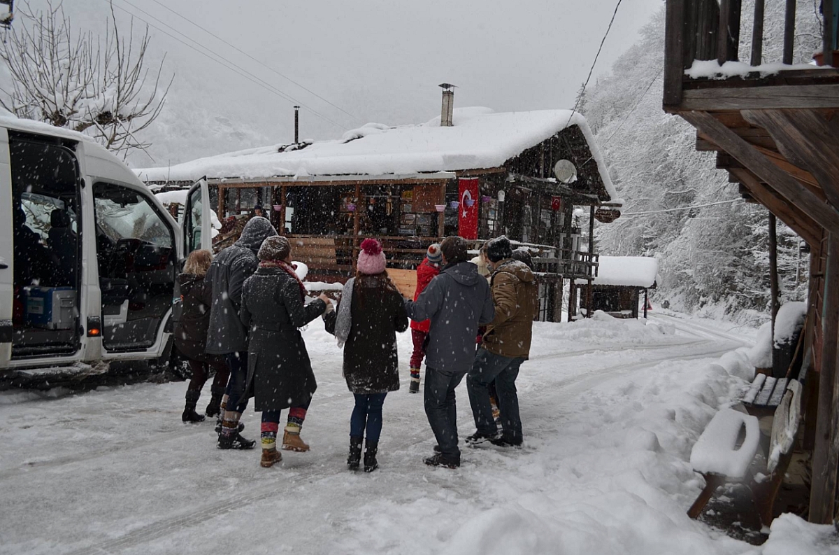Ayder Yaylası’nda Yılbaşı Coşkusu: Doğa ve Kar Eşliğinde Yeni Yıl Kutlaması